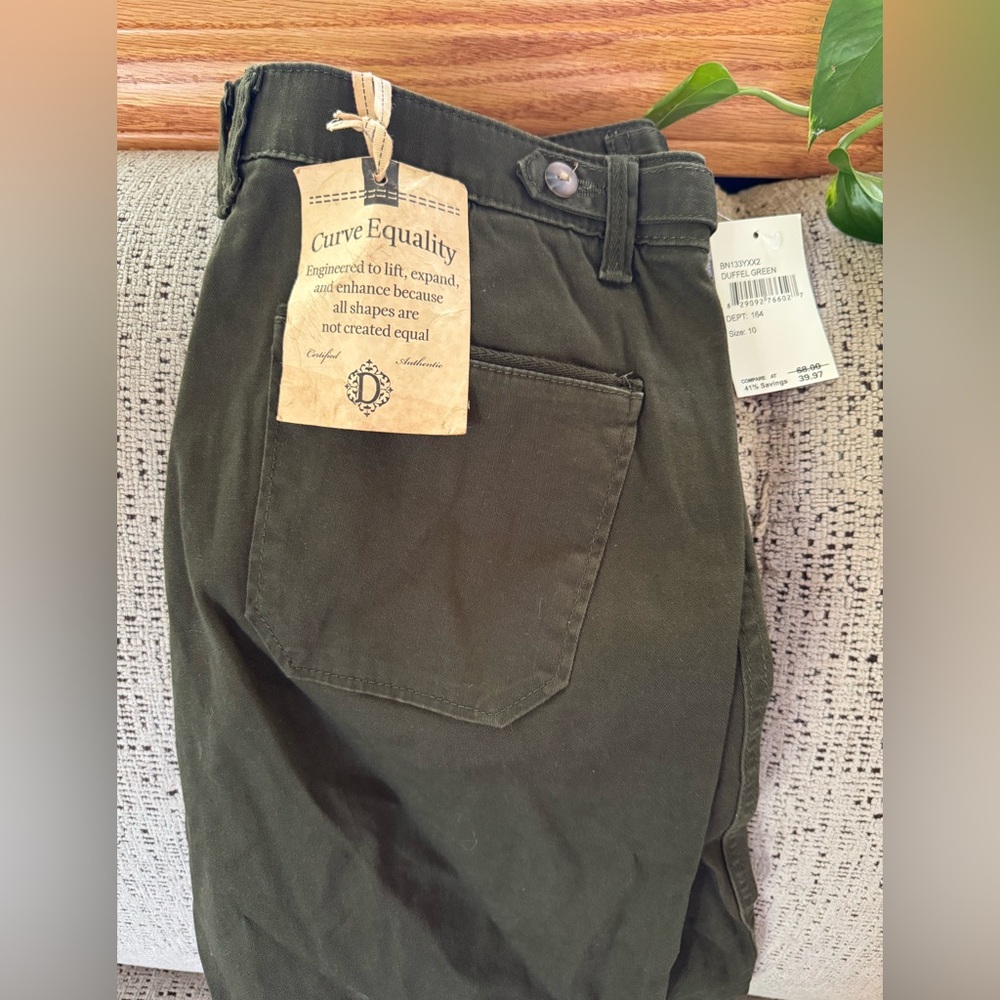 Democracy Women's stretch duffel green pants
